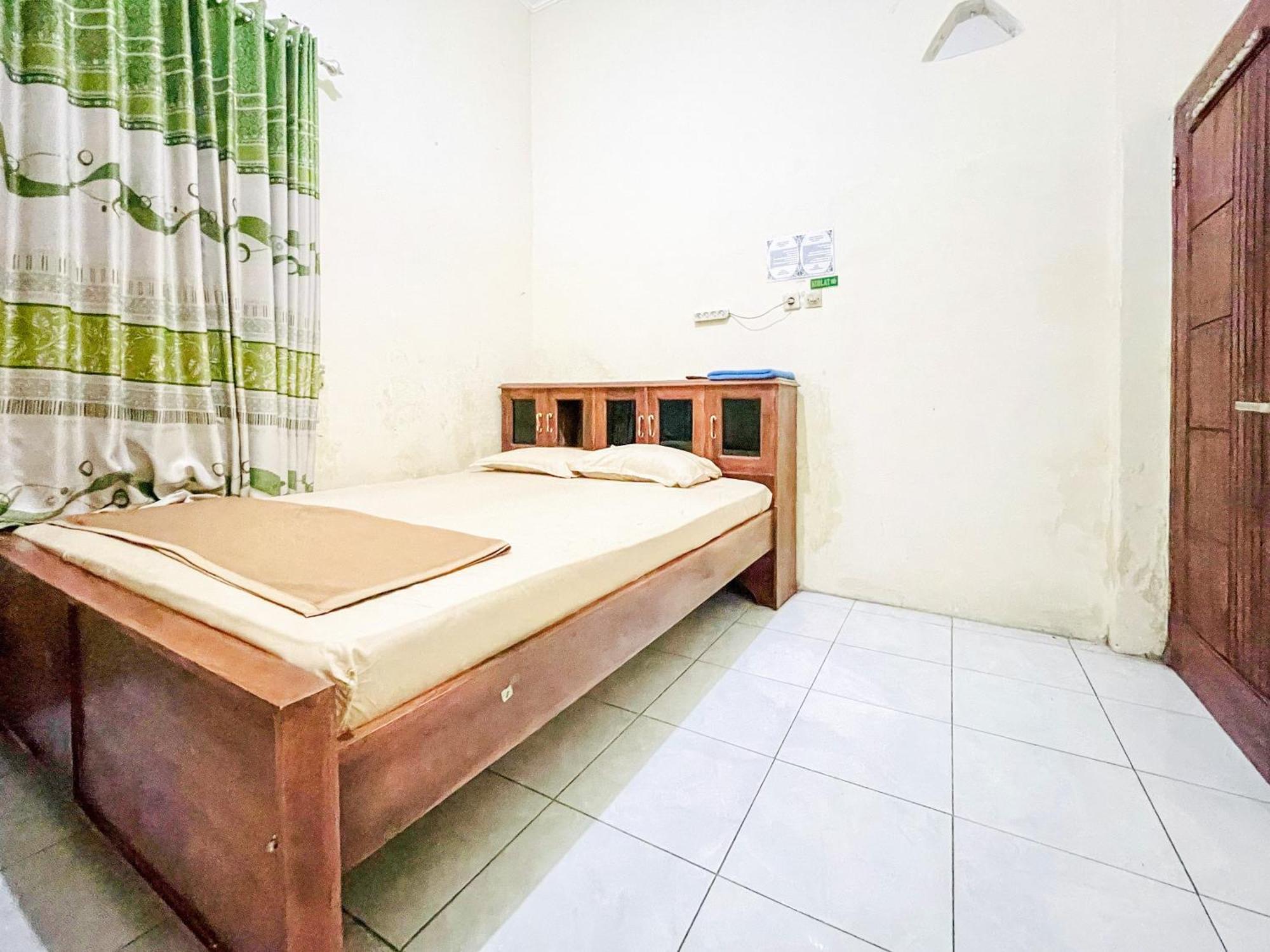 Wisma Air Mancur Malang Mitra Reddoorz Exterior foto